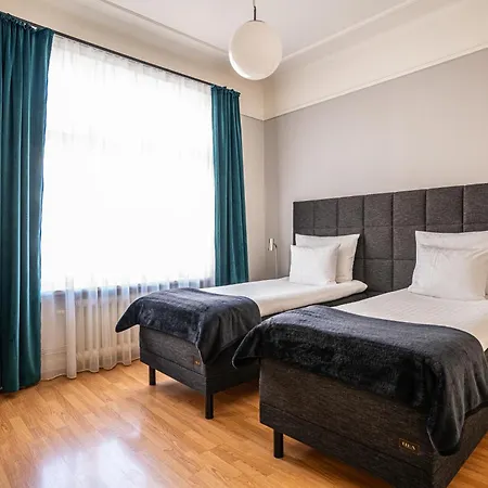 Hotel Queen's By First