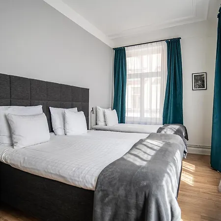 Hotel Queen's By First 3*