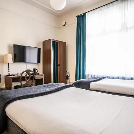 Hotel Queen's By First