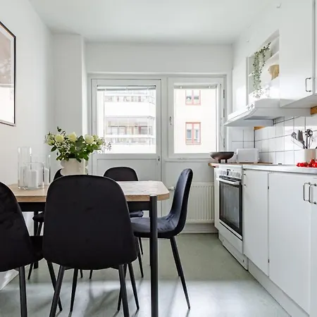 Newly Furnished Cozy Retreat For 6 In Sodermalm Apartment