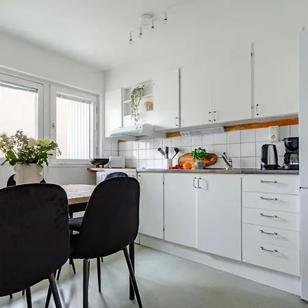 Newly Furnished Cozy Retreat For 6 In Sodermalm