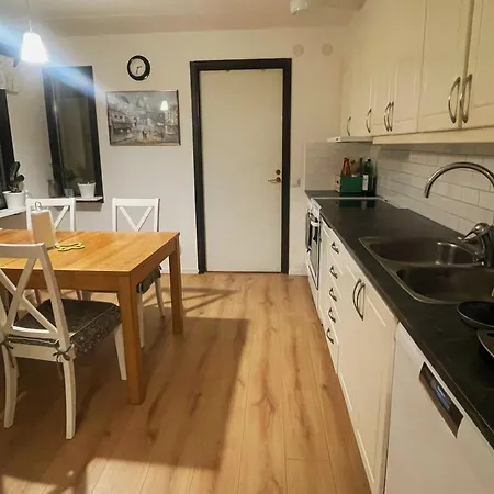 Nice 4 Bedrooms House In Semesterbostad *