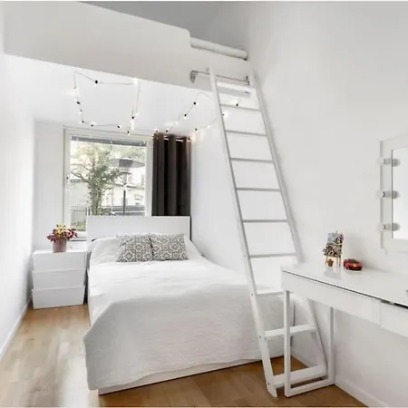 Med Enorm Takhoejd Apartment Stockholm