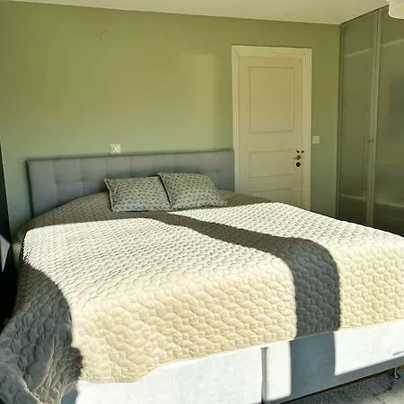 Cozy Between Airport&center - Up To 8 Person