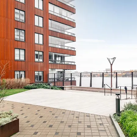 Stylish Waterfront Apartment *