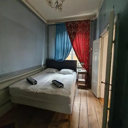 Apartment 3 Bedroom In The Old Town With Bathtub!