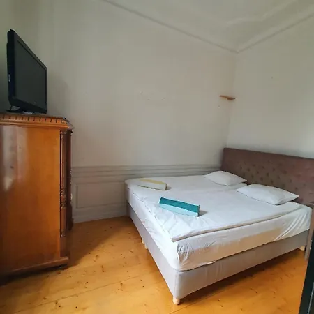 3 Bedroom In The Old Town With Bathtub!