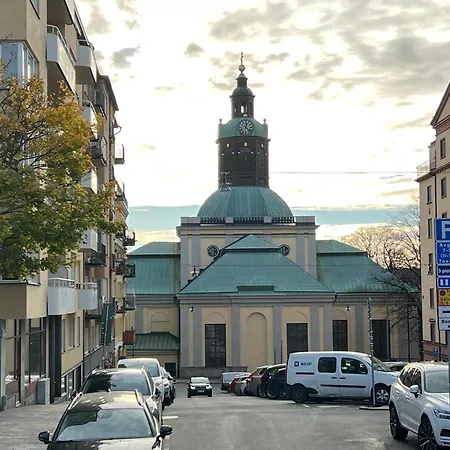 Charming Studio, 10 Min Walk To Train Station Apartment