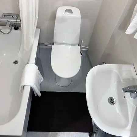 Charming Studio, 10 Min Walk To Train Station Apartment