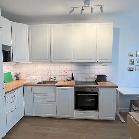 Charming Studio, 10 Min Walk To Train Station Apartment