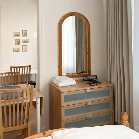 Charming Studio, 10 Min Walk To Train Station Apartment *