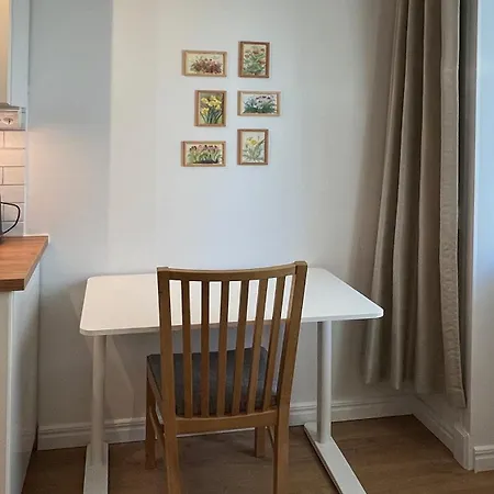Apartment Charming Studio, 10 Min Walk To Train Station