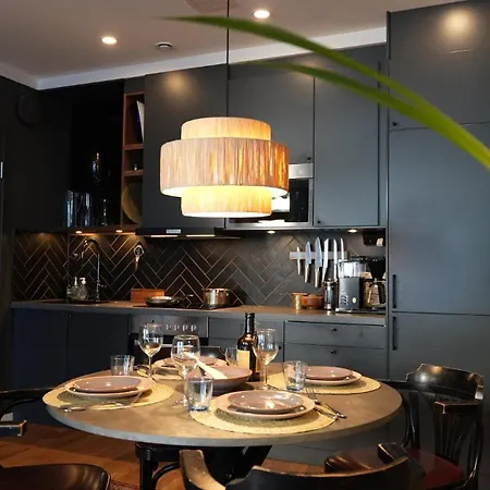 Stylish Fotsteps To Restaurants And Close To The