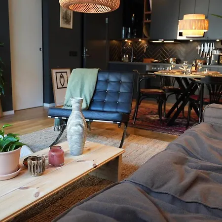 Stylish Fotsteps To Restaurants And Close To The