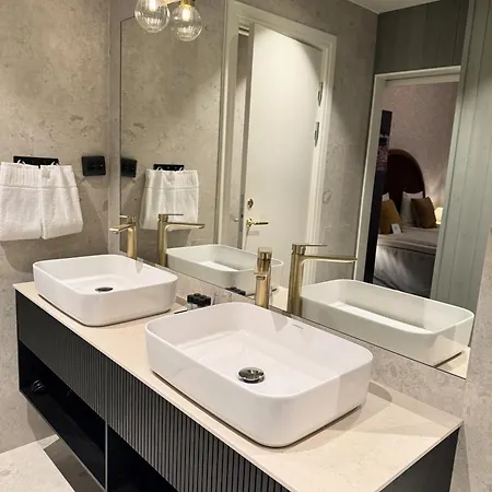 Crystal Plaza Hotell