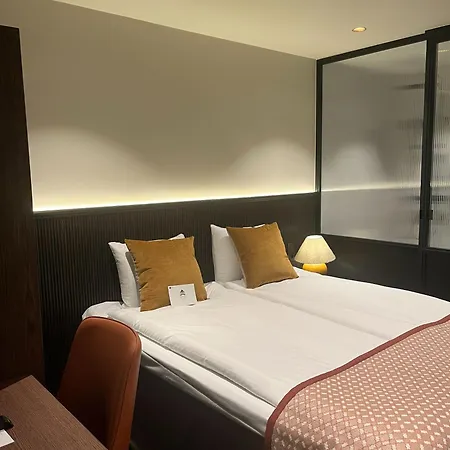 Crystal Plaza Hotell