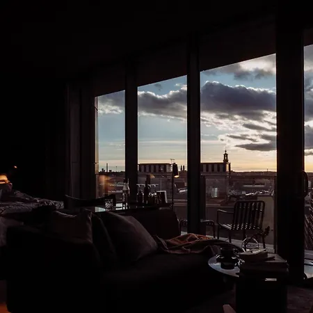 Hotel At Six
