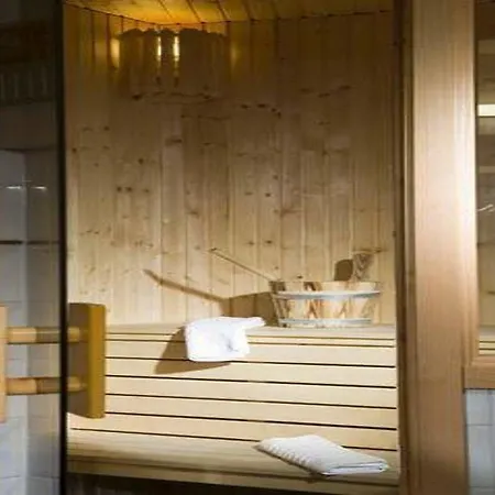 Crystal Plaza Hotel 3*