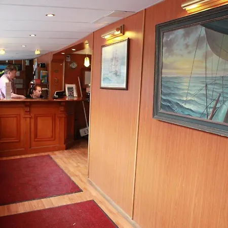 Loginn Botel 2*