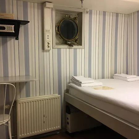 Loginn Botel 2*