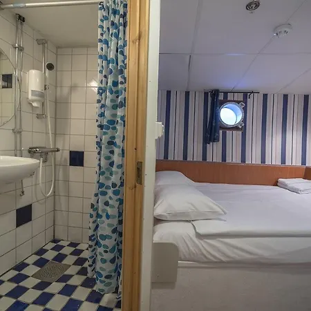 Loginn Botel 2*