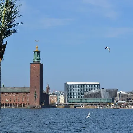 Den Roeda Baten Botel