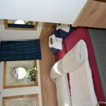 Hotel na wodzie Den Roeda Baten