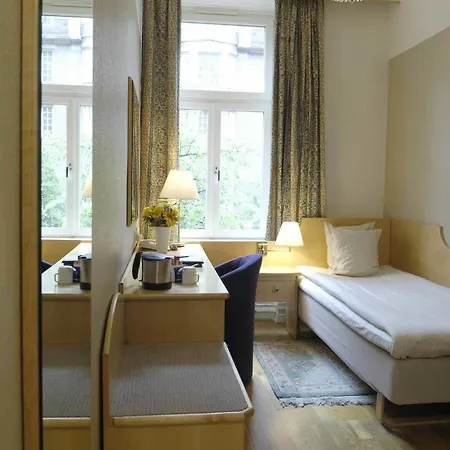 Crystal Plaza Hotel 3*