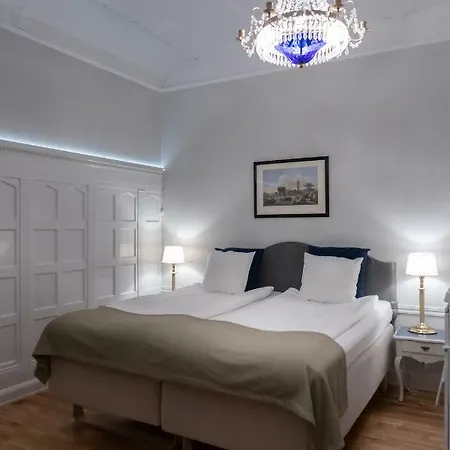 Crystal Plaza Hotel 3*