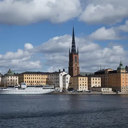 Hotel na wodzie Den Roeda Baten 2*