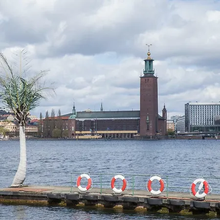 Den Roeda Baten Botel