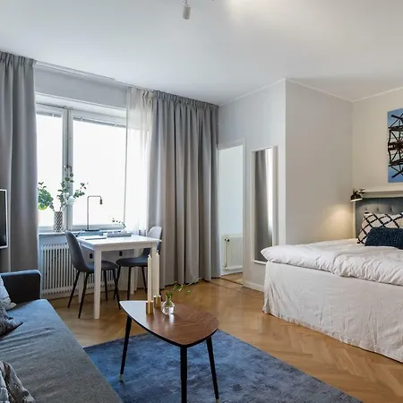 Hotel City *