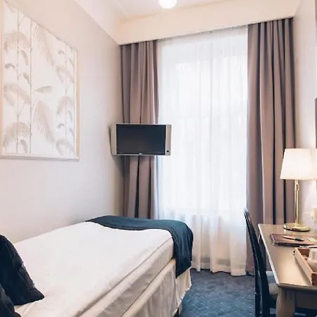 Crystal Plaza Hotel 3*