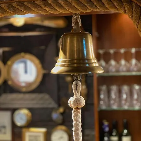Den Roeda Baten Botel