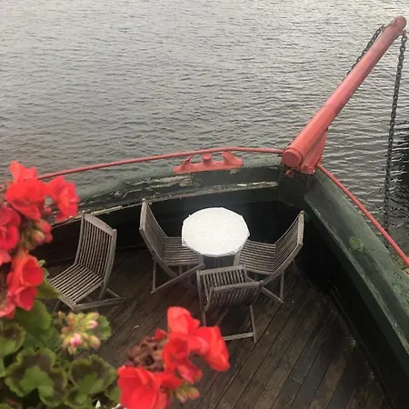 Den Roeda Baten Botel