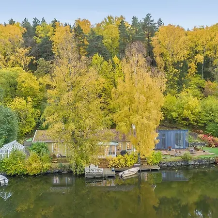 Beautiful Luxury Family Surrounded By Nature And Water And Only 15 Minutes From Center Lodge