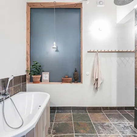 Beautiful Luxury Family Surrounded By Nature And Water And Only 15 Minutes From Center