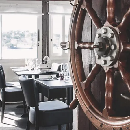 Maelardrottningen Yacht Hotel en barco
