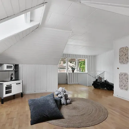 Luxurious & Cozy 2 Train Stops To City King Beds Stockholm
