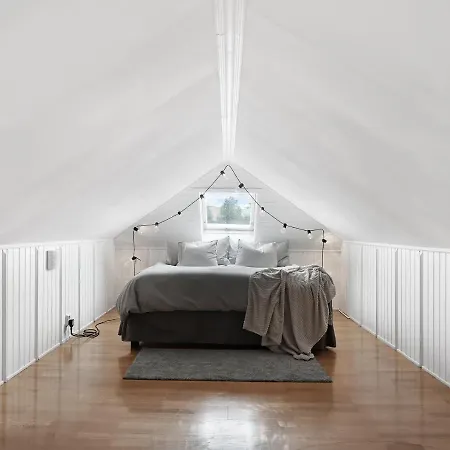 Luxurious & Cozy 2 Train Stops To City King Beds