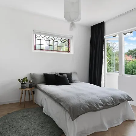 Luxurious & Cozy 2 Train Stops To City King Beds *