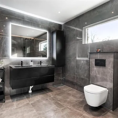Luxurious & Cozy 2 Train Stops To City King Beds Feriehus *