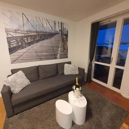 Close To The Subway. Beautiful And Cozy Apartment!