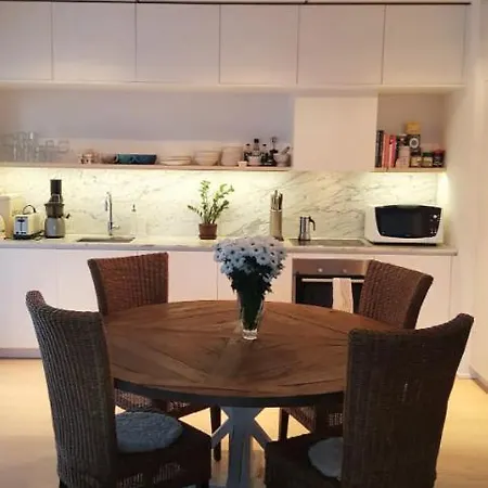Shared Modern With Pets By The Waterfront