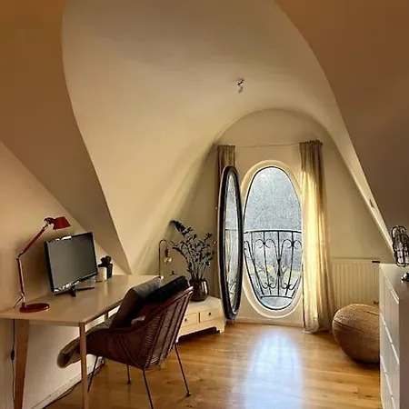 Spacious Penthouse Close To Center 아파트 *