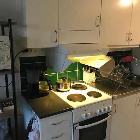 Apartment Hoegst Upp Med Balkong I Soederlaege *
