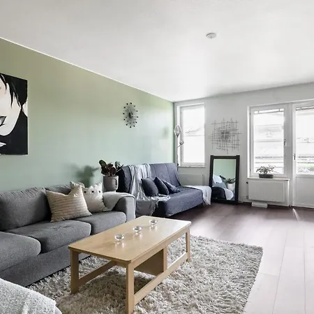 Location & Large In Soedermalm Апартаменты *