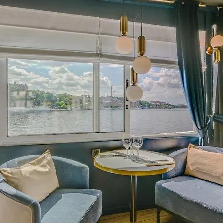 Maelardrottningen Yacht Hotel en barco