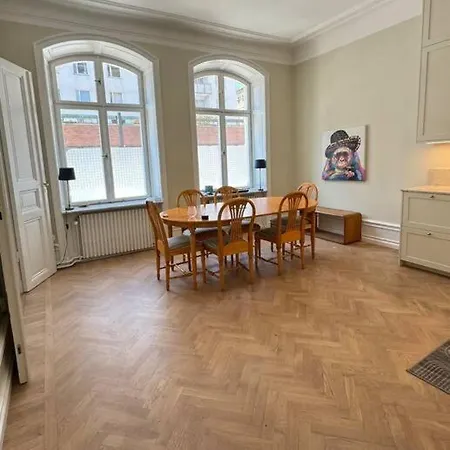 Lyxig Arkitektritad Laegenhet * Stockholm