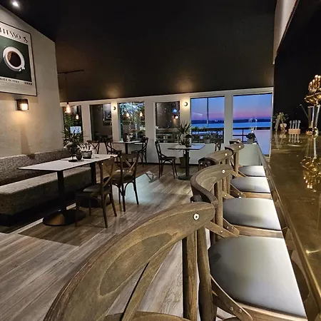 Vandrarhem Kallhaellsbaden Strandhotell *